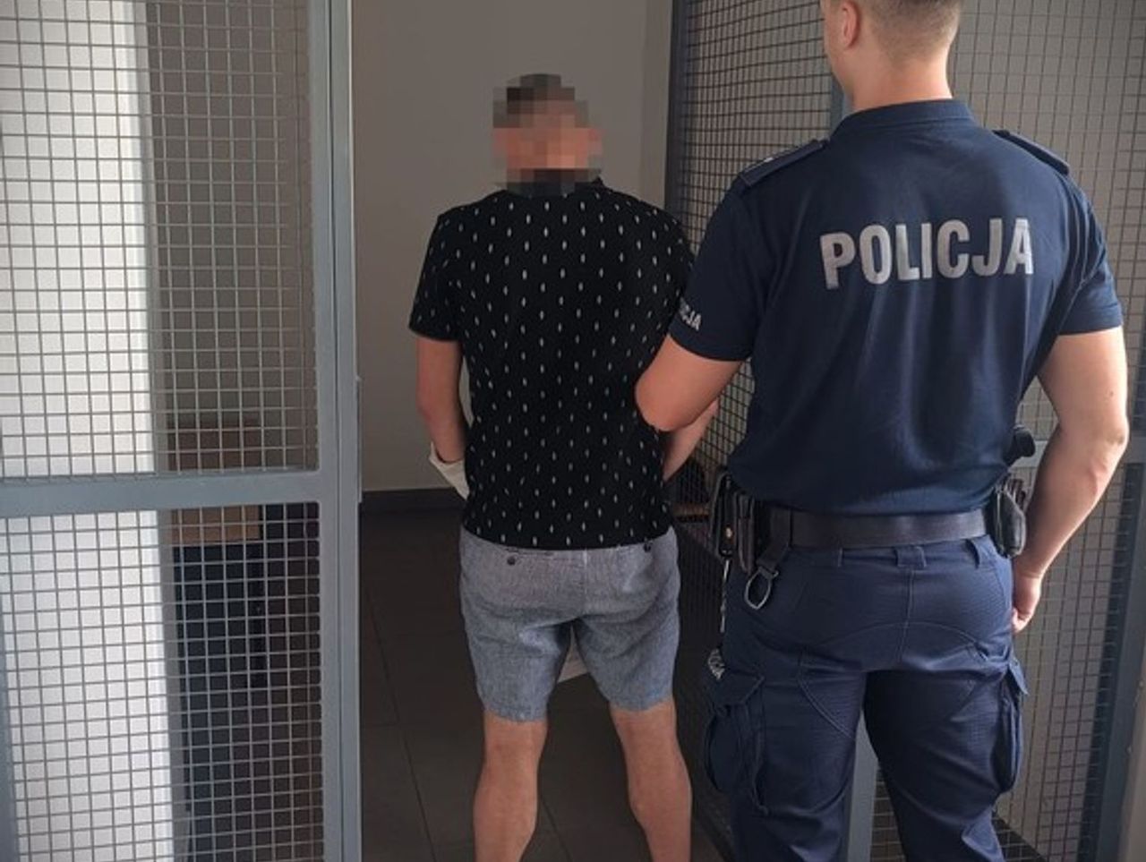 Grozili podpaleniem domu i żądali 10 tys. zł. W środku były dzieci