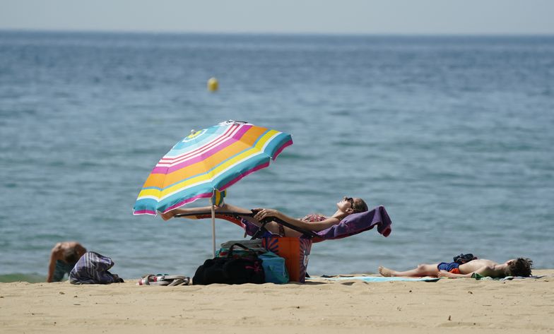 People enjoy the warm weather on Bournemouth beach in Dorset. A sweltering 34C (93.2F) is expected in London and potentially some spots in East Anglia on Friday, according to the Met Office. Picture date: Friday June 17, 2022. (Photo by Andrew Matthews/PA Images via Getty Images)