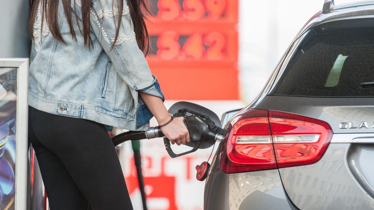 tankowanie auta, paliwo, paliwa, benzyna, stacja benzynowa, energia, gaz, przewóz, ropa naftowa, samochód, auto, stacja, transport, zanieczyszczenie powietrza, spaliny, kobieta, cena, ceny, dystrybutor paliwa, pistolet do tankowania, srebrne, czerwone, czerwony