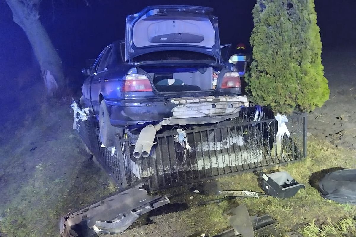 BMW wjechało w przydrożną kapliczkę