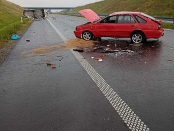 Lubelskie: Bus wjechał w poloneza ciągnącego przyczepę kampingową. Cały zestaw się przewrócił