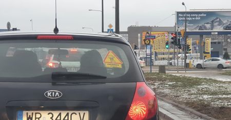 Masz naklejkę z imieniem dziecka na samochodzie? Zerwij, zanim dojdzie do tragedii