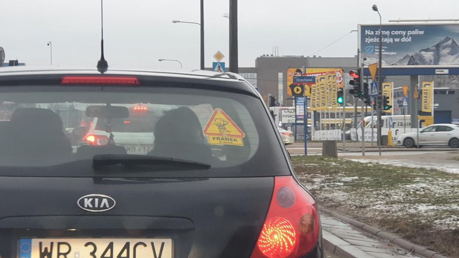 Naklejki z imieniem dziecka w samochodzie. "To proszenie się o tragedię"