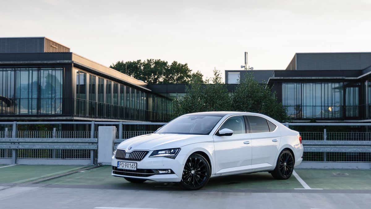 Wsiadając do testowego Superba, a tym bardziej ruszając z miejsca, nie da się temu zaprzeczyć. Samochód jest duży, komfortowy, a w takiej specyfikacji też dobrze wyposażony i naprawdę szybki. Z drugiej strony oferuje coś znanego z droższych limuzyn - osiągi są świetne (5,8 s do 100 km/h), ale też nienachalne. Oczywiście po dodaniu gazu jesteśmy wciskani w fotel, ale nie ma tu brutalizmu znanego z (często słabszych) aut sportowych.