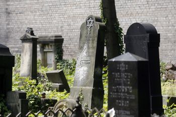 Legnica: Spacery Historyczne. W sobotę ruszy dystrybucja wejściówek. Kolejny spacer po terenie cmentarza żydowskiego