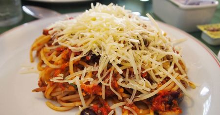 Prosty przepis na klasyczne spaghetti alla puttanesca. Oryginalny włoski przepis