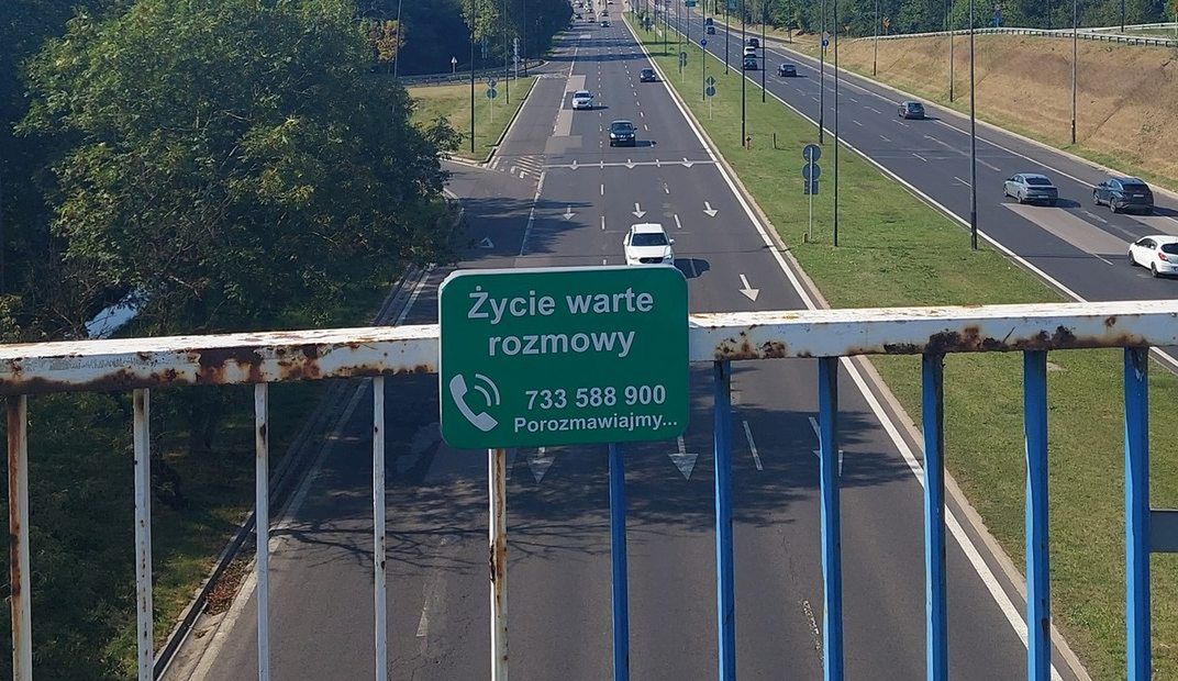Lubelskie: Specjalne tabliczki dla osób w kryzysie emocjonalnym zawisły na wiaduktach