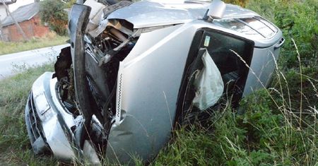 Dachowali na gminnej drodze. Dwóch nastolatków w szpitalu