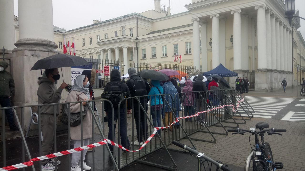 Warszawa. Kolejka ciągnie się przez kilka ulic. Nie wszyscy zdążą się zaszczepić