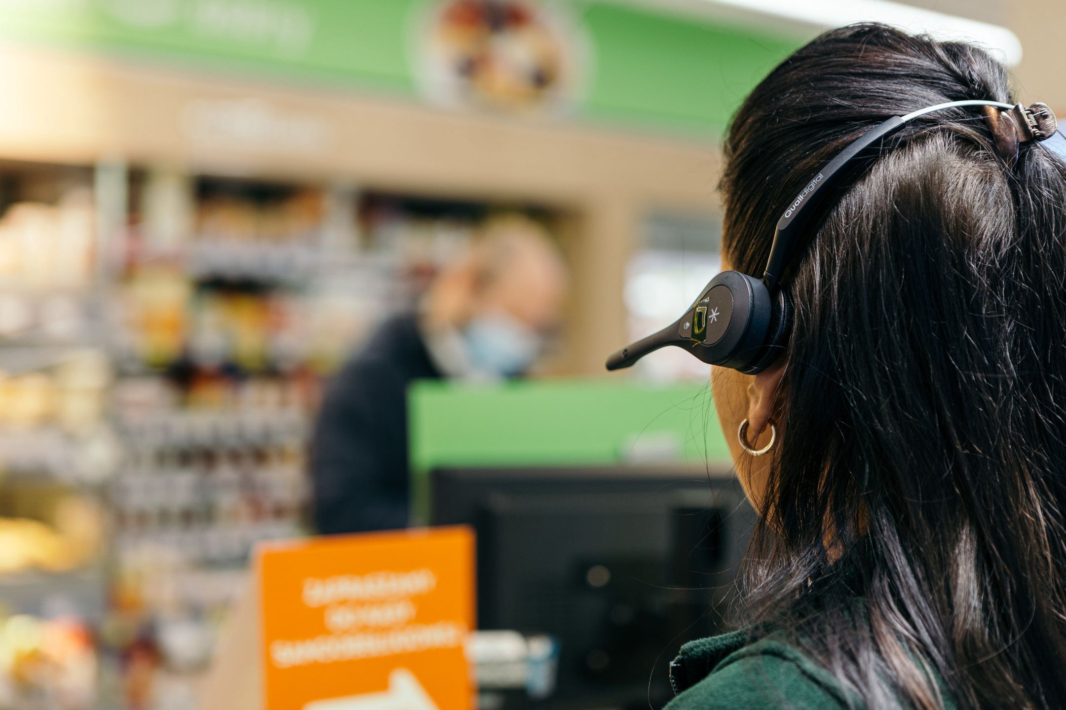 Kilkadziesiąt tysięcy kasjerów pracujących na co dzień w sklepach sieci wspiera Asystent Żabka 