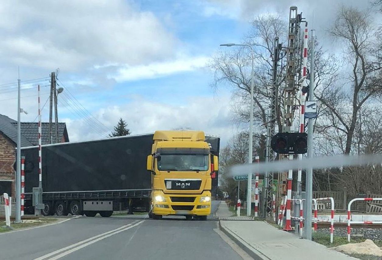 Ciężarówka zepsuła się na przejeździe kolejowym. Była chwila grozy