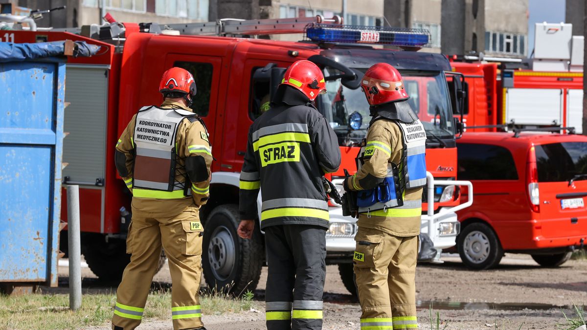 Strażacy walczą z pożarem hali w Barlinku (zdjęcie ilustracyjne)