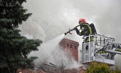 Łomianki. Wielki ogień na poddaszu. Kilkanaście jednostek straży walczy z żywiołem