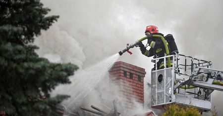 Łomianki. Wielki ogień na poddaszu. Kilkanaście jednostek straży walczy z żywiołem