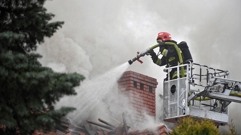 Łomianki, 29.03.2021. Pożar domu jednorodzinnego przy ulicy Rolniczej w Łomiankach pod Warszawą, 29 bm. Na miejscu pracuje 9 zastępów straży pożarnej. (mr) PAP/Marcin Obara