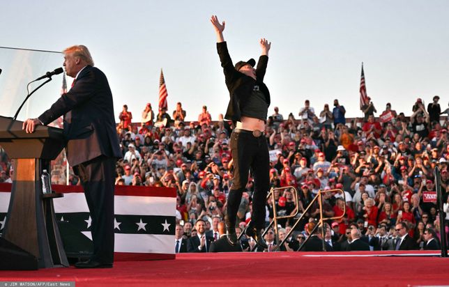 Elon Musk na wiecu Donalda Trumpa w ButlerTesla CEO Elon Musk (R) jumps on stage as he joins former US President and Republican presidential candidate Donald Trump during a campaign rally at site of his first assassination attempt in Butler, Pennsylvania on October 5, 2024. (Photo by Jim WATSON / AFP)JIM WATSON