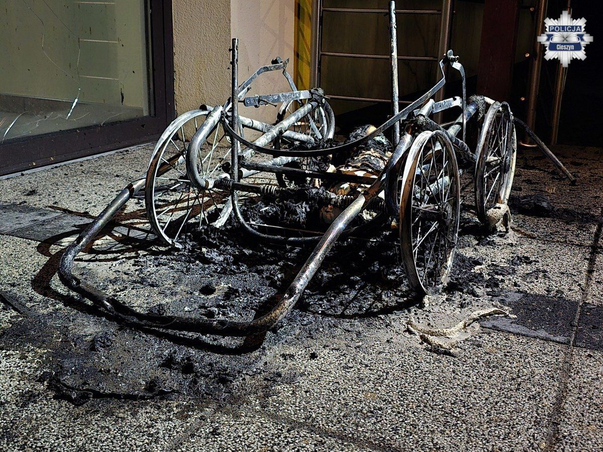 Przyszedł z wózkiem dziecięcym i go podpalił. Sceny w Cieszynie