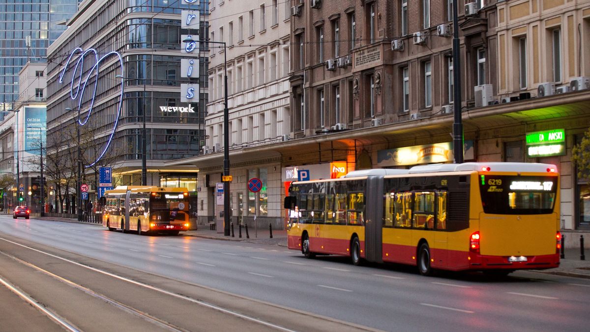 Po ulicach Warszawy i wielu innych miast można 22 września podróżować bezpłatnie.