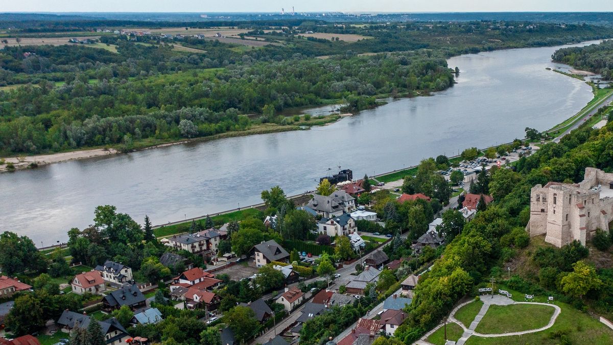Statek utknął na Wiśle - ewakuowano turystów