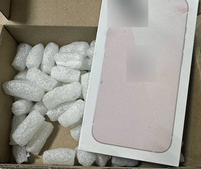 Kupiła dziecku telefon. Zawartość paczki zaskoczyła kobietę
