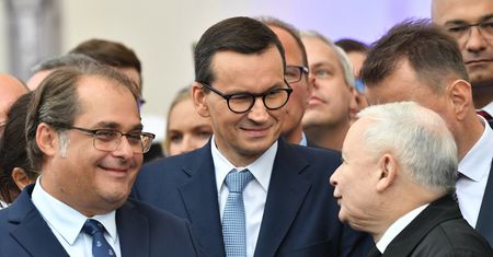 PiS z przedwyborczym "wsparciem". "Nieuczciwe". Ale legalne