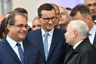 PiS z przedwyborczym "wsparciem". "Nieuczciwe". Ale legalne