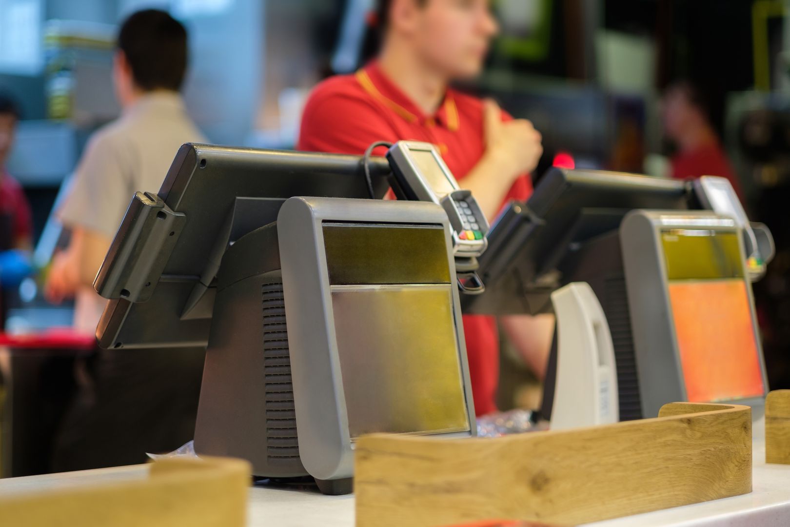 Pracuje w sieci fast food. Mówi, jak traktują ją klienci
