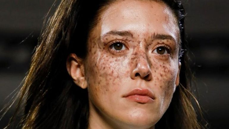 Piegowata modelka Maeva Giani Marshall robi furorę na pokazach mody.