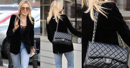 Sablewska pozuje ze znakiem pokoju i torebką Chanel