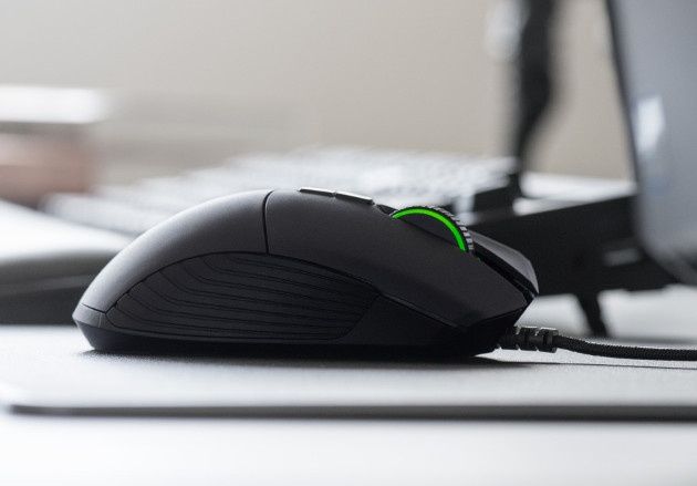 Razer Basilisk bok