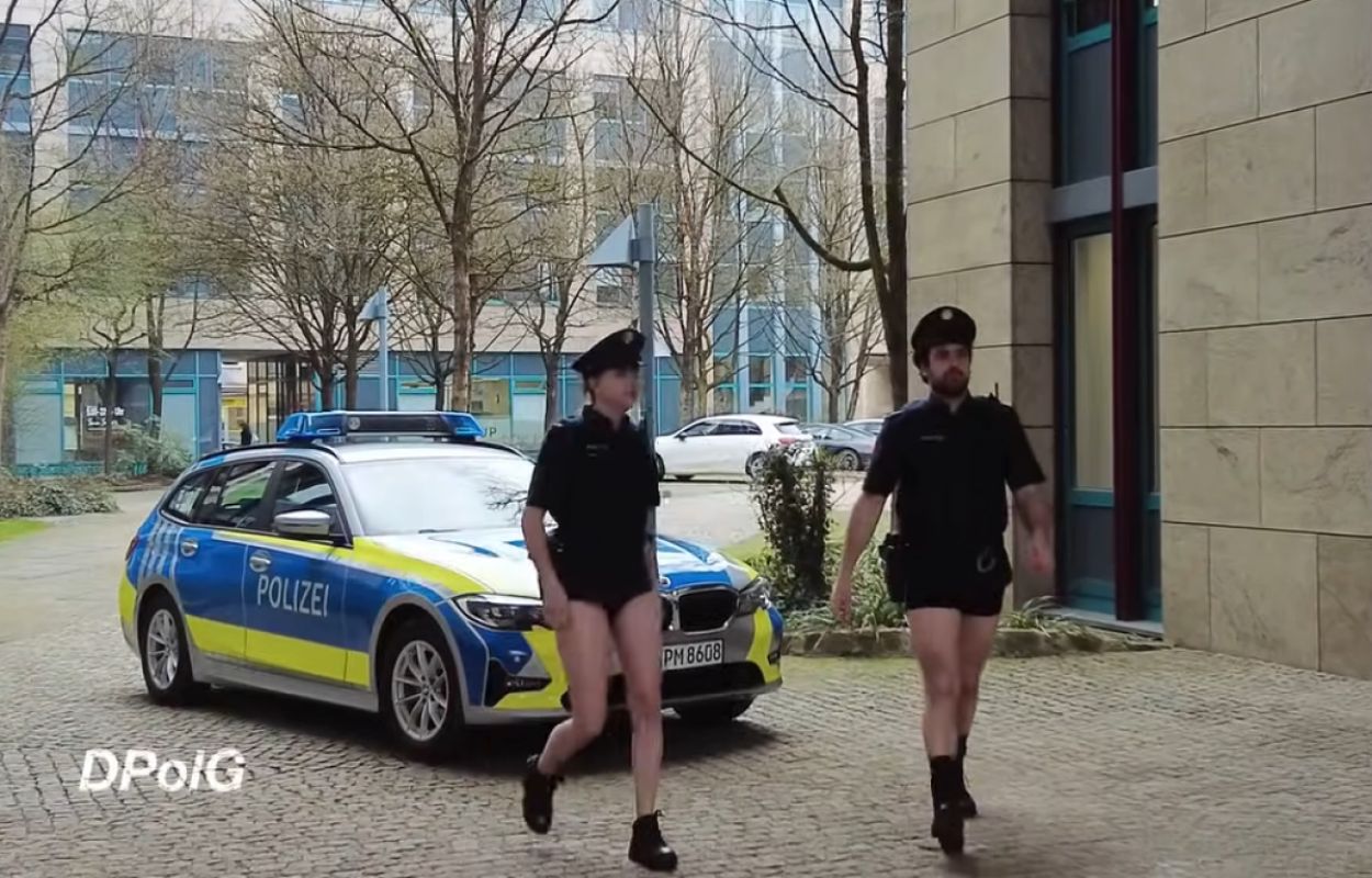 Niemieccy policjanci protestują bez spodni. Mają ku temu ważny powód