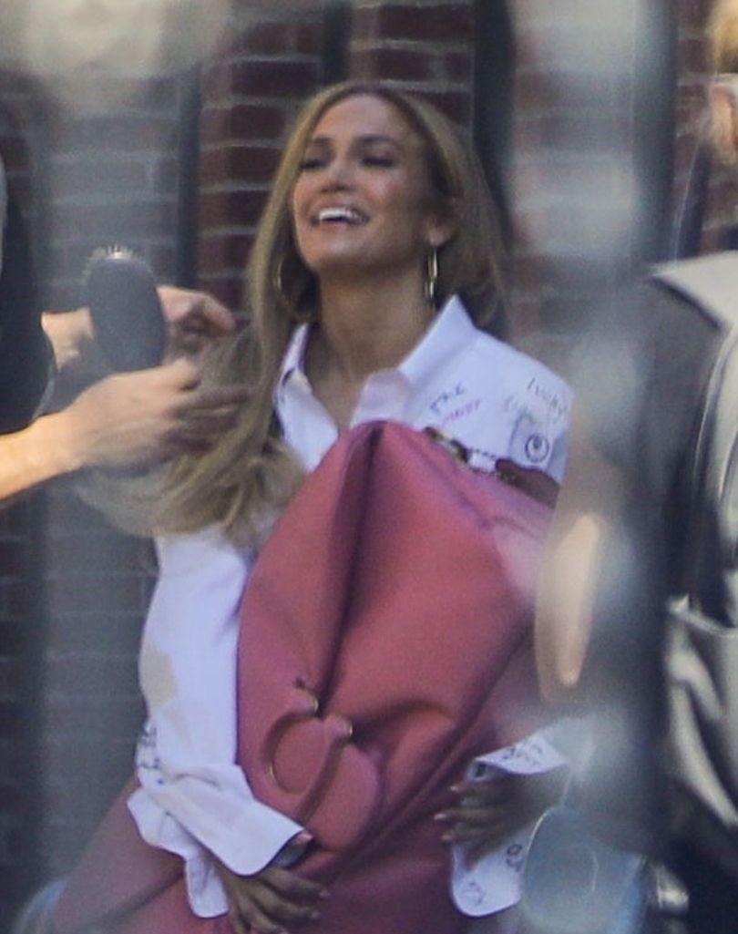 Jennifer Lopez pozuje do zdjęć z gigantyczną różową torebką