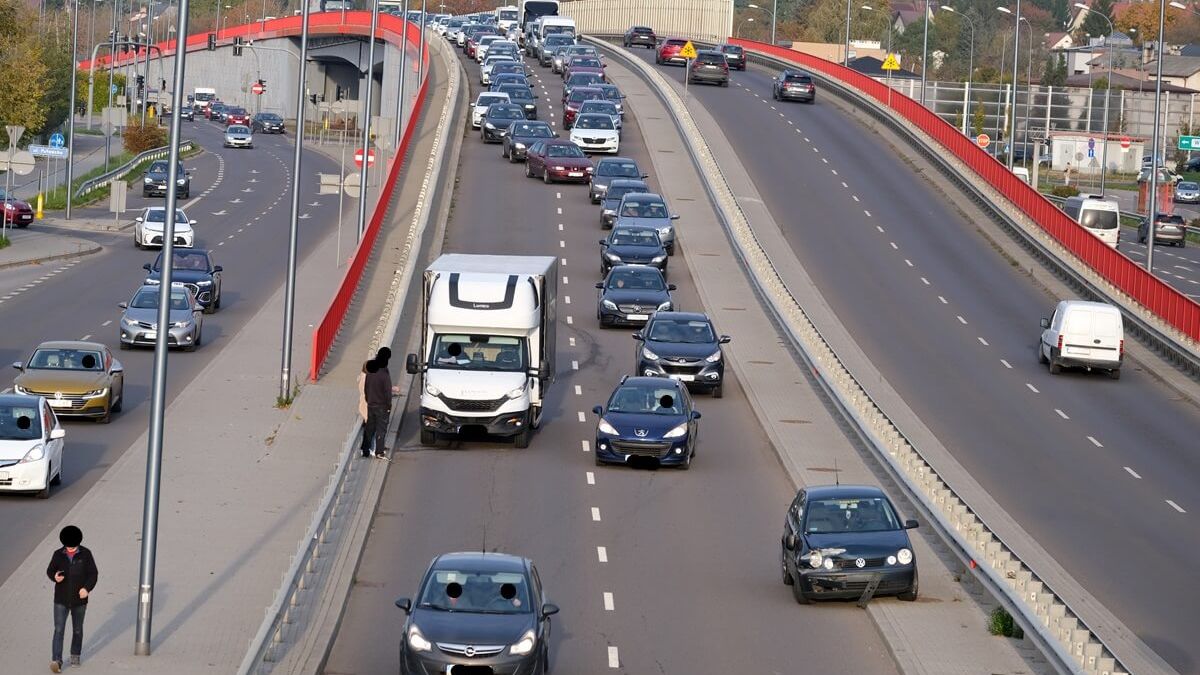 Zderzenie iveco i volkswagena na al. Solidarności