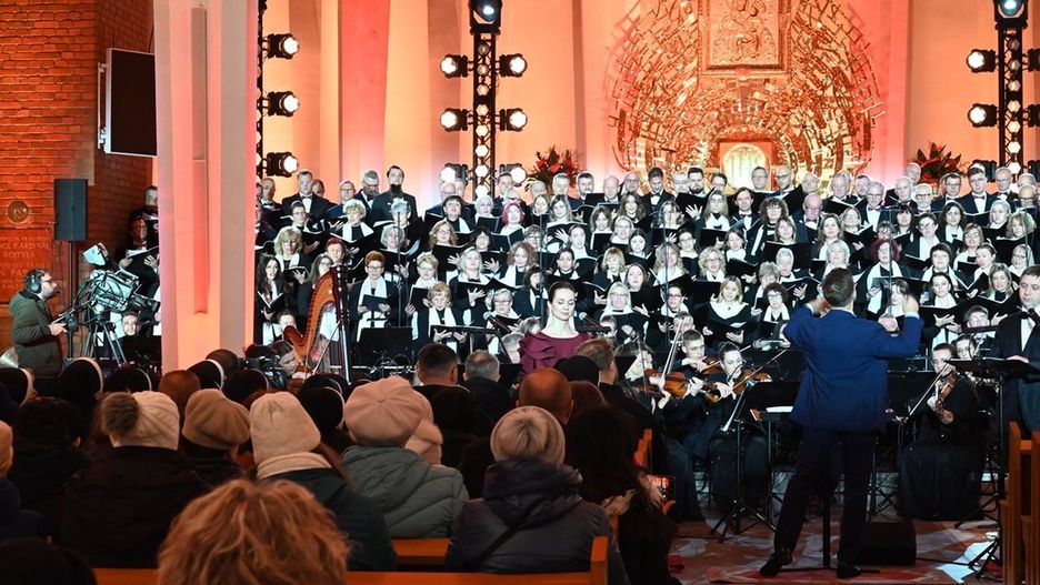 Wnętrze bazyliki konkatedralnej podczas Oratorium &#34;Zło Dobrem Zwyciężaj&#34;