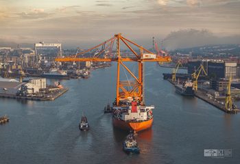 Chiński kolos wpłynął do portu Gdynia. Przywiózł olbrzymi, nietypowy ładunek