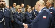 Święto Policji w Toruniu. Kto odebrał awanse podczas uroczystej zbiórki?