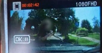 Wjechała rowerem wprost pod auto. Policja pokazała wstrząsające wideo