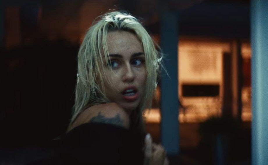 Miley Cyrus w garniturze Liama Hemswortha