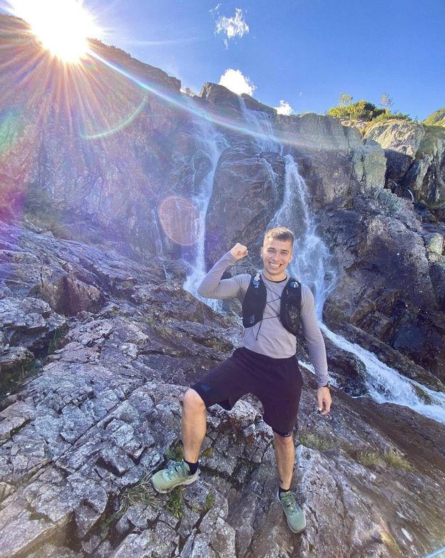 Internauci przypomnieli występ Friza z udziałem DeeJayPallaside'a. Robili konkurs na "najlepszego NUDESA". Wiśniewski już zareagował (WIDEO)