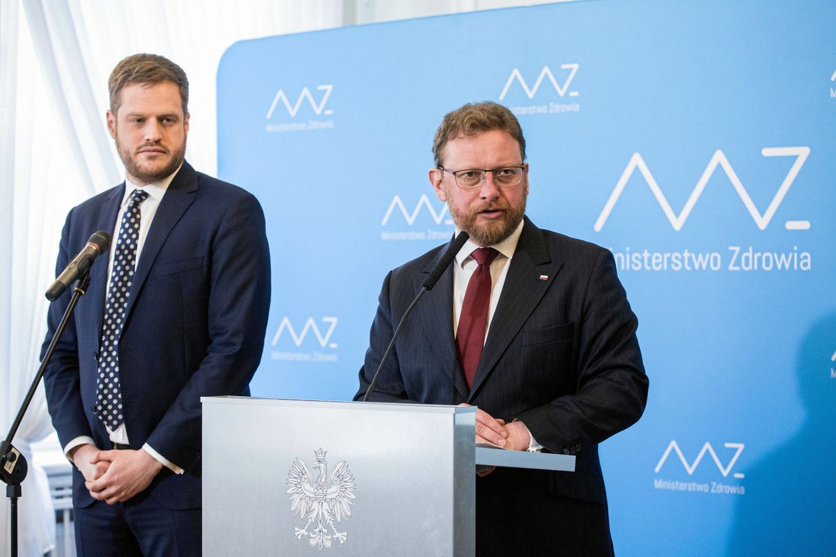 Były wiceminister zdrowia Janusz Cieszyński i były minister zdrowia Łukasz Szumowski. Luty 2020 r.