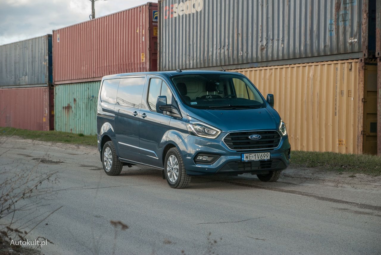 Test: Ford Transit Custom Plug-in Hybrid - z "litrem" pod maską