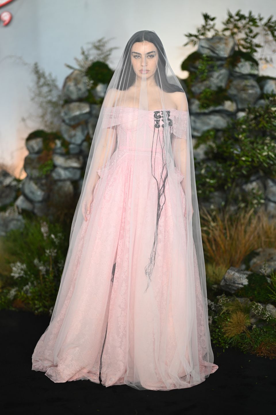 Charli XCX na premierze "Wichrowych wzgórz"