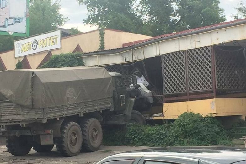 Żołnierz wjechał ciężarówką wojskową w restaurację. Miał być pijany