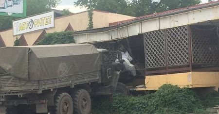 Żołnierz wjechał ciężarówką wojskową w restaurację. Miał być pijany