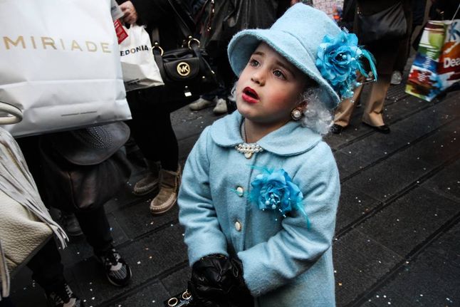 Grand Prix trafiło w ręce Anny Piwowarskiej-Sosik za zdjęcie „Mała Dama”, które przedstawia małą dziewczynkę, przypominającą swoim strojem Królową Elżbietę II. Jak mówi sama autorka zdjęcia: „Ostatnie dni karnawału spędziłam w Neapolu. Spacerując ulicami miasta zauważyłam małą dziewczynkę, która zwróciła moją uwagę, ponieważ z niezwykłym spokojem pozowała do zdjęcia”.