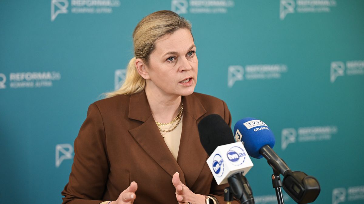 Nowy Dwór Gdański, 23.02.2026. Minister edukacji Barbara Nowacka na briefingu prasowym przed spotkaniem z nauczycielami w Szkole Podstawowej nr 2 w Nowym Dworze Gdańskim, 23 bm. Wydarzenie zorganizowano w ramach ogólnopolskiej trasy informacyjnej Reforma26 ?Kierunek: Kompas Jutra?. (amb) PAP/Adam Warżawa