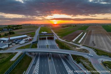 Kierowcy pojadą szybciej. Podnieśli limit prędkości w tunelach na S52