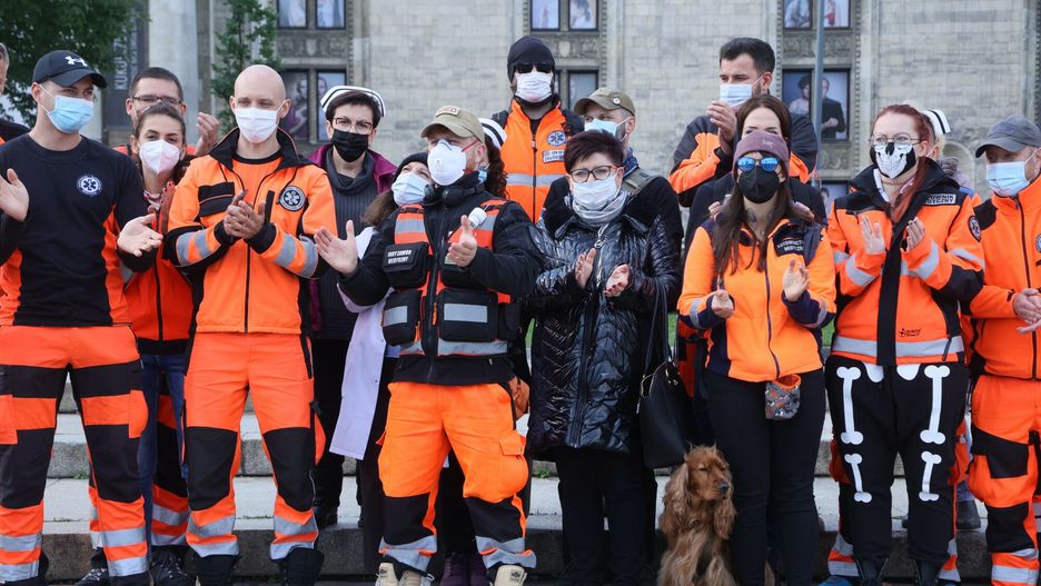 Medycy zaostrzają protest