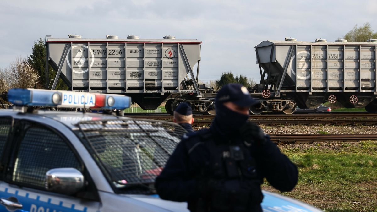 Protest rolników w Hrubieszowie. W tle ukraińskie wagony do transportu zboża przy polsko-ukraińskim przejściu granicznym