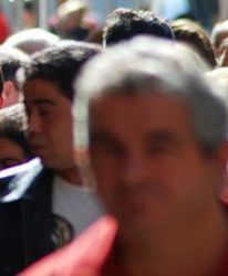 Polacy nie oszczędzają i mniej obawiają się utraty pracy